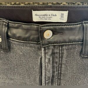 Abercrombie & Fitch Ankle Straight Ultra High Rise Black Denim; Size 30/10s
